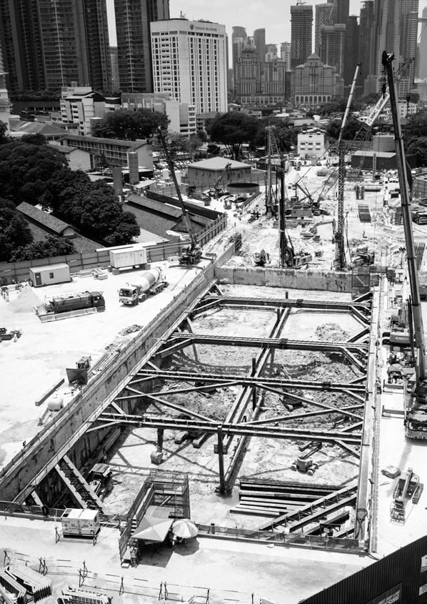 KEMUDAHAN TEMPAT LETAK KERETA MRT Corp memiliki lima tempat letak kereta bertingkat dan tiga tempat letak kereta atas tanah yang telah dibuka pada masa yang sama dengan pembukaan Laluan SBK.