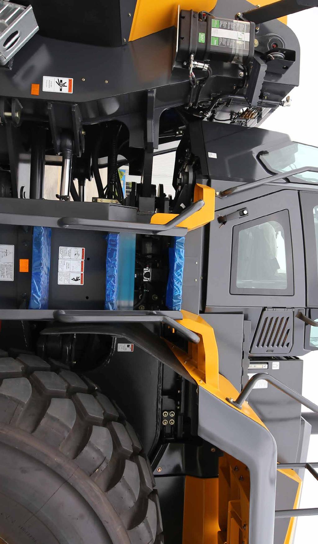 FOPS/ROPS CAB The 890H comes standard with a Rollover Protection System (ROPS) and Falling Object Protection System (FOPS) for extra