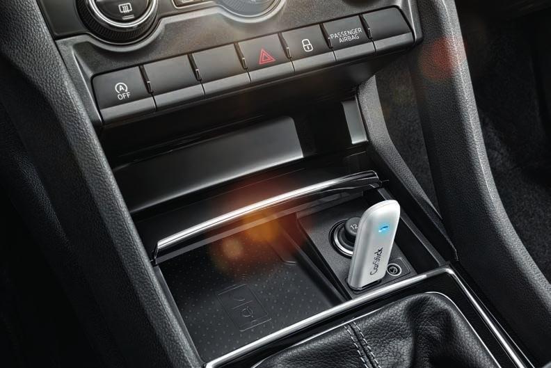 Simply insert a suitable SIM card into the CarStick, connect it to the USB slot in front of the gear lever and set up on the Amundsen navigation system.