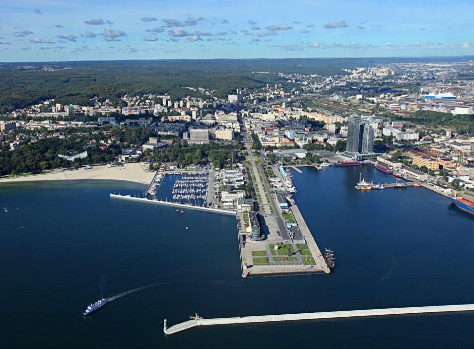 Gdynia and its public transport system 250.000 inhabitants Length of public roads: 395.