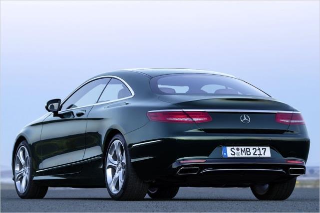 resemblance to the sedan but the rear end features a bespoke appearance characterized by elegant,