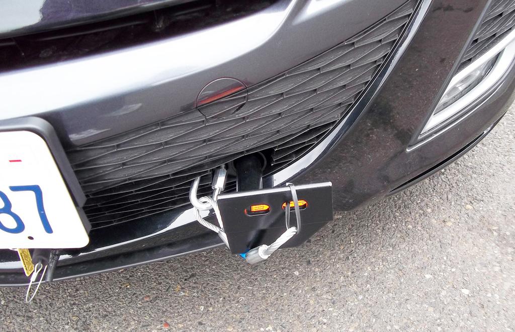 Attach the 8" safety cables with the cable connectors (Q-Links) to the front of the receiver braces (Fig.Y). 23. Attach the ends of the safety cables to the tow vehicle's safety cables. 24.