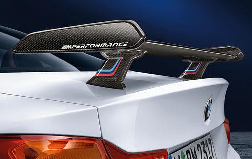 Side skirt transfers The high-quality transfers, in black and with BMW M Performance lettering and the threecolour BMW M logo, further enhance the dynamic character of the BMW M