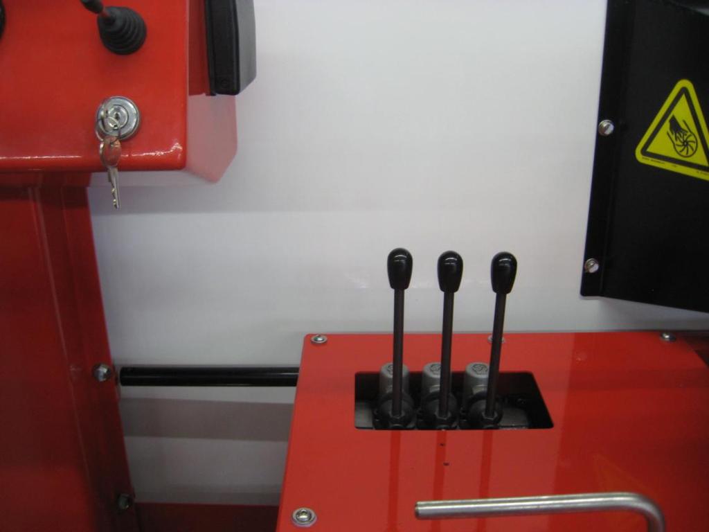 Control Levers (Viewed from operator s seat) Auger/snow slinger lever Lift bar lever Dump tank lever Control Levers The control levers are used in the following manner: 1.
