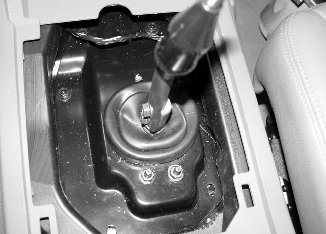 Installation Tightening torque 70 ~ 90 Nm 4. Unscrew the bolts and remove the shift lever dust cover and bellows.