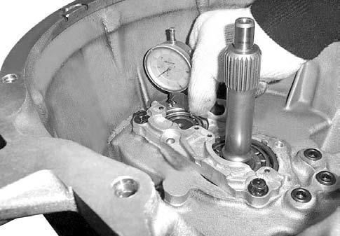 3B-77 8. Set up the dial gauge on the transmission housing surface and put the gauge needle to 0 point. 9.