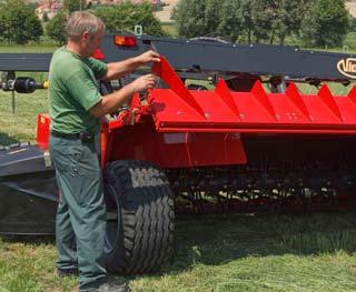 Spreading or Collecting the Crop?»1»2»3 Easy-To-Use Wide Spreading Kit The Vicon EXTR 800 Pro series can be fitted with an easy-to-use wide spreading kit.