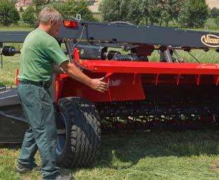 Changing from swathing to wide spreading is done by simply rotating the spreading plate 180º (no tools required) and remove the deflector plates.