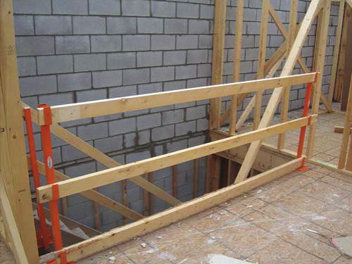 Generic Floor Post MOUNT TO WOOD OR CONCRETE OVERALL LENGTH: 42 MAXIMUM SPAN B/W POSTS: 8 ft Available with 1.5 in. & 3 in. Bracket WEIGHT: 7.5 lbs Floor Mounted.