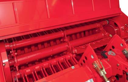 BOSS ALPIN Careful loading and chopping Loading system The loading system is fitted with three banks of hinged, off-set conveyor tines.