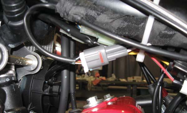 10 Unplug this connection and install the Dynojet O2 Optimizer onto the stock wiring harness.