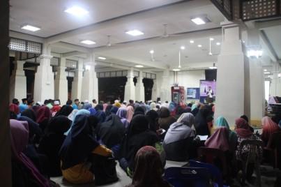 Seramai 425 orang pelajar telah berhimpun di foyer kolej kediaman untuk mengikuti ceramah yang telah disampaikan oleh pensyarah dari Pusat Penataran Ilmu, Ustaz Ahmad Zamani Nawi.