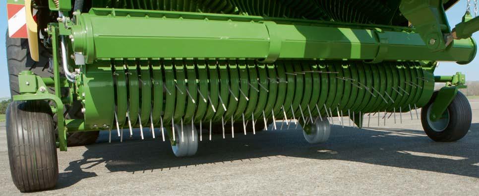 more efficient and more effective Working at a width of 2,125 mm (7') (DIN 11220), the wide and camless pick-up with helical tines is powered by its own