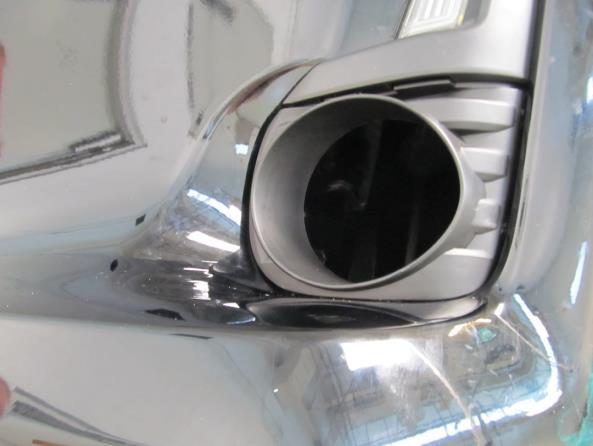 5. Install the fog light bezels from behind bumper (picture 5). Picture 7 Picture 5 6.