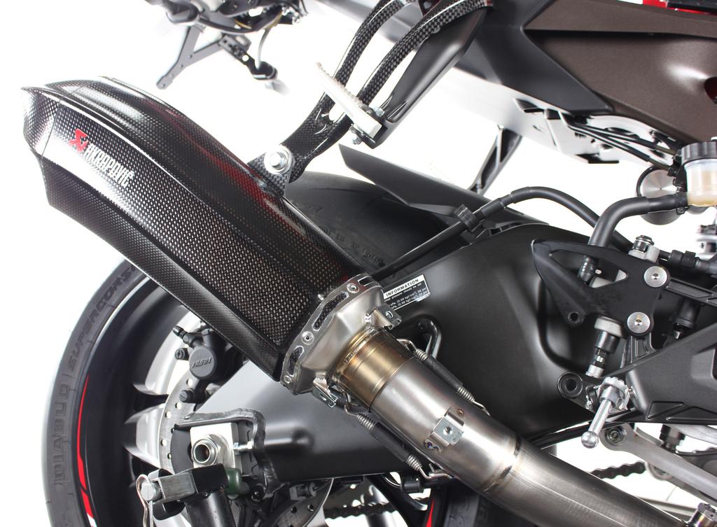 www.akrapovic.com 5. Position the muffler correctly and slide it onto the outlet of the link pipe.