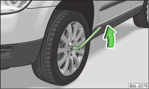 All bolts must be clean and must turn easily. Under no circumstances grease or oil the wheel bolts! When fitting unidirectional tyres, ensure that the direction of rotation is correct» page 205.