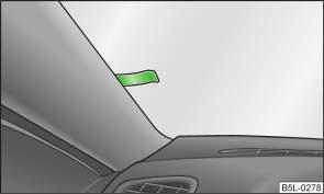 Place the empty removable through-loading bag in the gap between the front and rear seats in such a way that the end of the bag with the zip lies in the boot. Open the boot lid.