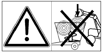 Warning Tamping the fodder can cause severe damage to the machine.