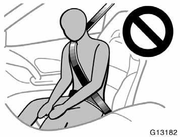Do not allow anyone to lean against the front door when the vehicle is in use, since the side airbag could inflate with considerable speed and force.