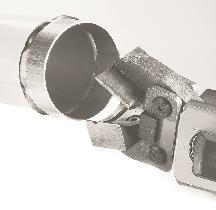 Ø 3" Ø 6" installation 4 > Manually open the jaws of the clamp and insert the aluminum pipe
