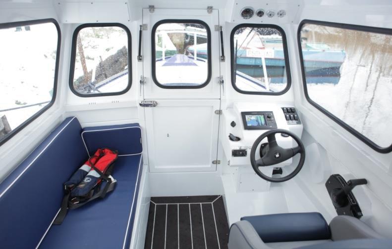 Basic configuration TRIDENT 720 CT Indigo: Six-button remote control with fuses Hydraulic steering system Steering wheel Grammer captain's seat with a compact depreciation system with trimmed