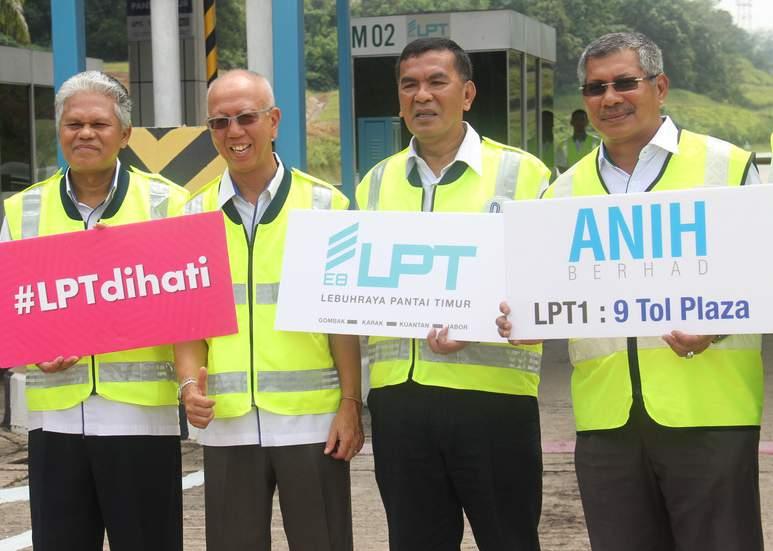 MTD NEWS 16 Happy National Day from ANIH Berhad! ANIH Berhad celebrated the National Day by distributing car flags to highway users at the Gombak Toll Plaza.