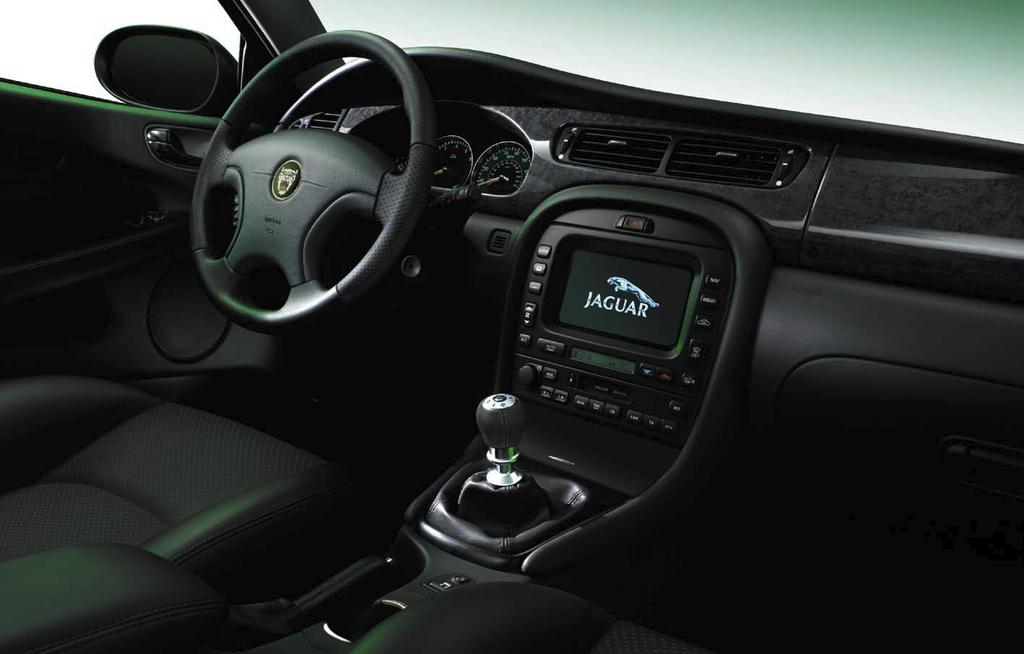 Sport interior. For instant adrenaline, just start the V6. Sport Interieur.