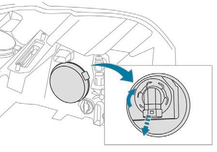 In the event of a breakdown Changing direction indicator bulbs (on models with halogen headlamps) To refit, close the protective cover very carefully to guarantee the leak-tightness of the lamp.
