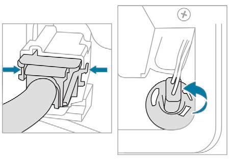 In the event of a breakdown Direction indicators (on the wings) F Open the tailgate, then insert a flat screwdriver into the cut-out to unclip the access cover on the side in question.
