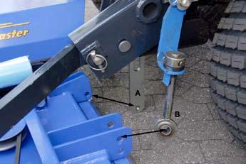 NOTE: Always replace blades with original ISEKI blades, do not use another manufacturers blades. Service blades with the tractor turned off, and the cutter deck securely supported.
