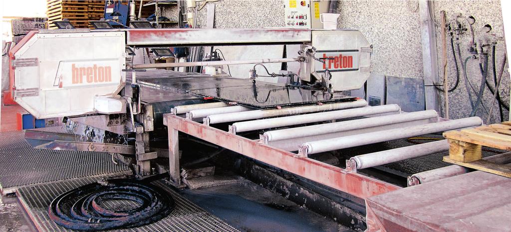 SPLITTING MACHINE Machine for splitting granite or marble slabs that slide on the motorized roller table, by means of a transverse diamond wire.