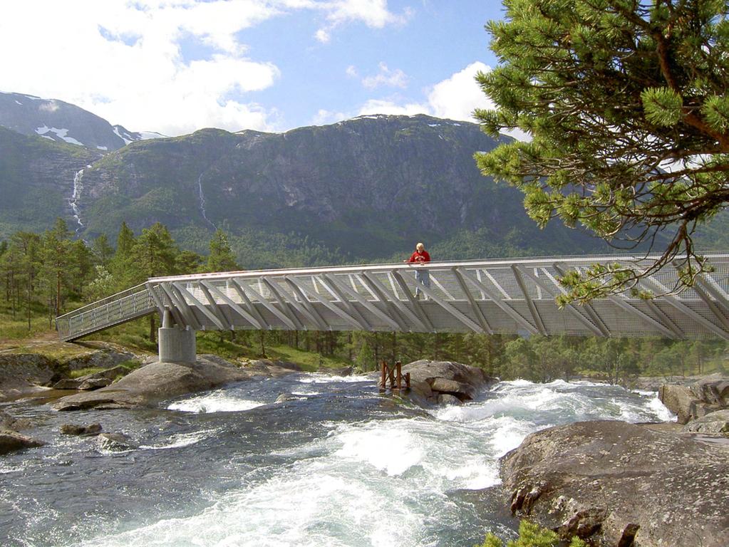 WELDED TUBES AND PIPES Circular hollow sections First walkwaybridge in LDX 2101 crossing Likholefossen at Gaularfjell in Norway.