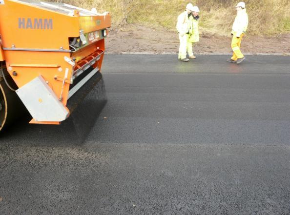 The contract required that the surfacing materials were to be laid without transverse joints.
