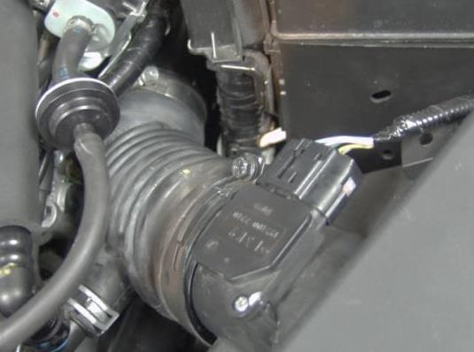 a) Remove the top mount intercooler cover (TMIC) by removing the two 10mm bolts (red circles in Figure 1a).