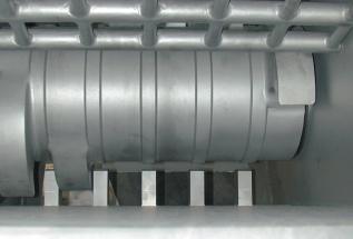 The breaker cylinder is equipped with six teeth à 70 mm and breaks the frozen meat into fist sized pieces. Optionally smaller teeth are available.