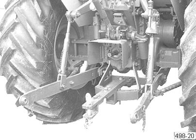 Assembly - attachment Attachment of the tractor Lifter Lock the tractor's lift arms Lock the tractor's lift arms at the correct height.