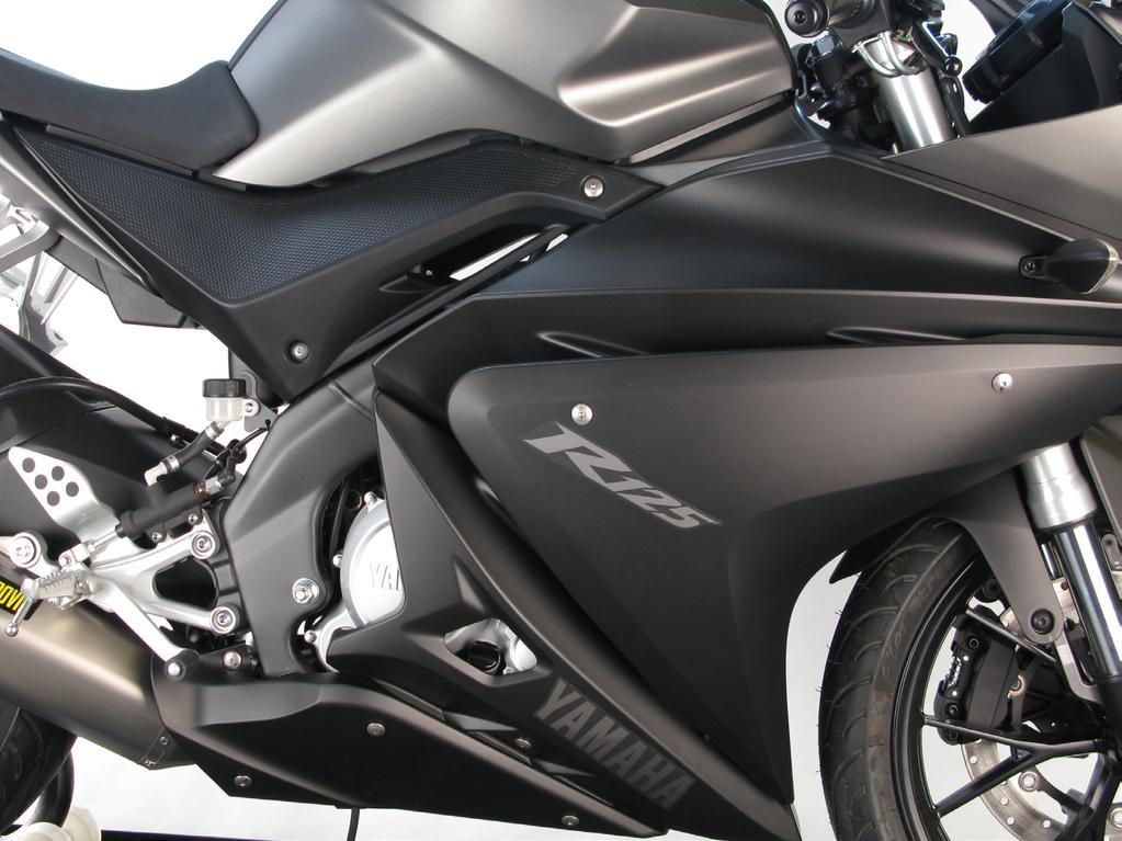 www.akrapovic.com 7. For YZF-R125 only: Replace all dismounted cowlings in the reverse order from the order in which they were removed.