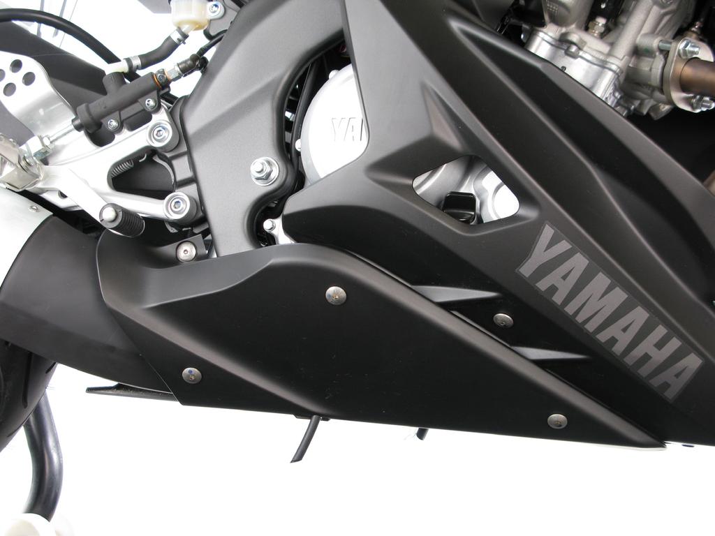 For YZF-R125 only: Unscrew the marked bolts and remove the right upper part of the cowling (Figure 1).
