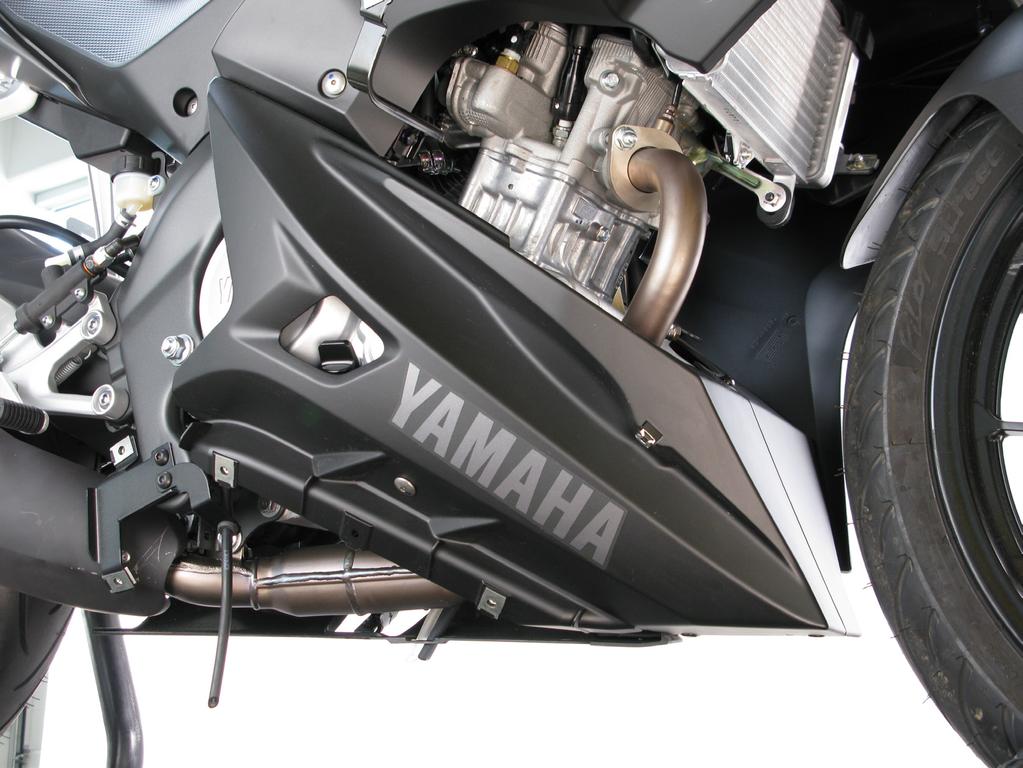 4. For YZF-R125 only: Unscrew the marked bolts, and remove the right middle
