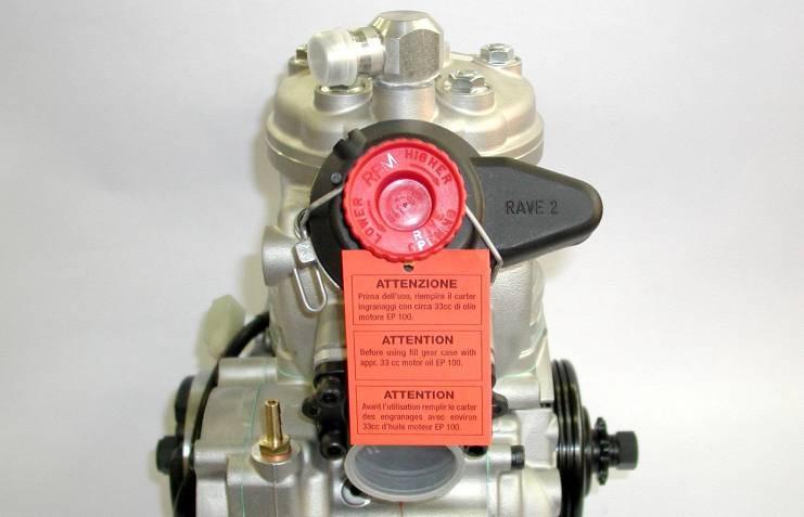 2.3 INITIAL PREPARATION OF THE ENGINE 2.3.1 ON THE EXHAUST POWER VALVE THERE IS A WARNING TAG TO REMIND THE USER THAT THE GEAR BOX MUST BE FILLED WITH OIL BEFORE STARTING THE ENGINE (SEE FIG.