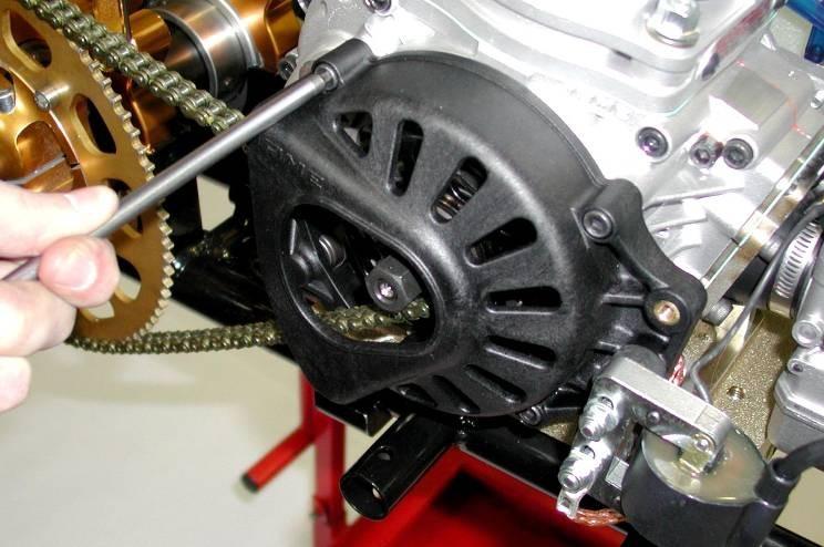 2.8 INSTALLATION OF THE CLUTCH COVER WITH H.T. COIL 2.8.1 CONNECT THE H.T. COIL GROUND CABLE TO THE CRANKCASE BY MEANS OF THE M6 SCREW ON THE FRONT FOOT (SEE FIG.17).