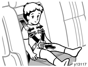After adjusting the shoulder belt tightness by lifting the seat belt adjusting lever, move the shoulder belt clip 5 to 8 cm (2 to 3 in.) below the child s chin.