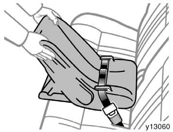 After inserting the tab, make sure the tab and buckle are locked and that the lap belt is not twisted. Do not insert coins, clips, etc.