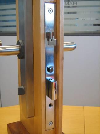 Wooden doors Iseo Lock The electronic Trim is able to be adapted to various mechanical mortise locks. Iseo have introduced for this also a new mortise lockcase for wooden doors.