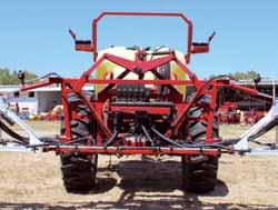The TR4 is a bi-fold boom available in 24, 28 and 30m widths. With the outer wings folded the boom width is reduced to 15m (no breakaway at 15m).