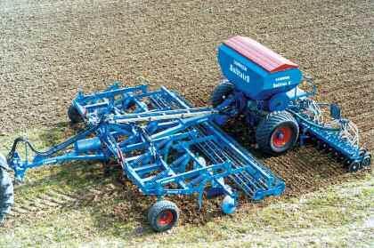 The lifting of the Smaragd disc cultivator is independent from the Solitair 9 KA seed drill and guarantees problem free setting-in and lifting on