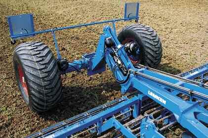 With the adjustable trailer unloading the weight can be transferred optimally to the semi-mounted implement.