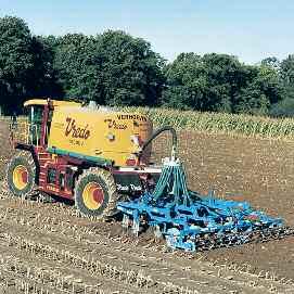 The fully integrated straw harrow enables a perfect straw management through precise distribution of straw and organic matter.