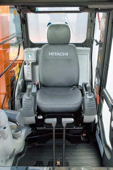 Ample legroom, short stroke levers and a large seat ensure optimum working conditions for the