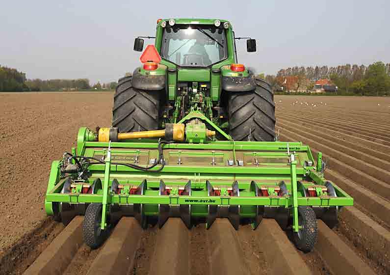 - Row cultivator: The GE-Force can be equipped with a ridging hood for ridging after planting. The ridging hood ensures perfect ridges and can easily be adjusted.
